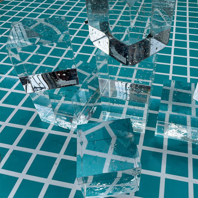 Kunststoff-Schwimmbäder für transparente Skyline