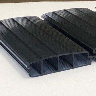 Schwarze Polykarbonat-Poolbedeckung Verlängern Sie Ihre Badesaison mit einem individuellen Design