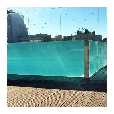Villa in ein Paradies mit klaren Acrylplatten und Infinity Pool