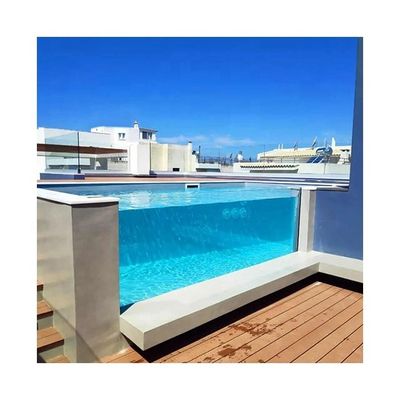 Villa in ein Paradies mit klaren Acrylplatten und Infinity Pool