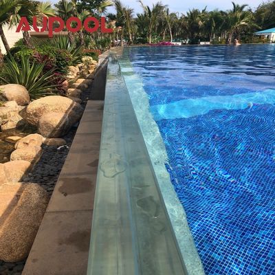 Privates Oberflächen-Schwimmbad mit transparenten Fenstern und klarem Acrylblech