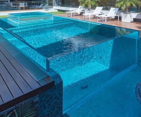 Hochlichtübertragung Villa Pool Modernes Design Außenbad Durchsichtigkeit 93%