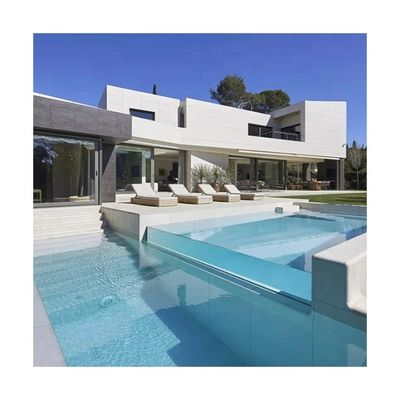 Effiziente Reinigung großer Pools mit Aupools UV-beständigem Acryl-Poolfenster