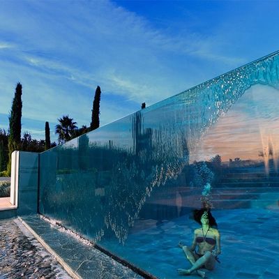Schwimmbad aus Glas mit dickem, transparenten Acrylblech