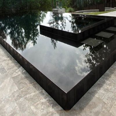 Innenpool mit Aupools luxuriösem schwarzen Schwimmbad