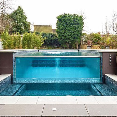 Innenpool mit Aupools luxuriösem schwarzen Schwimmbad
