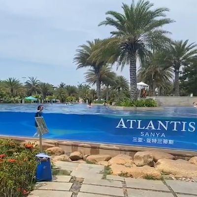 Innenpool mit Aupools luxuriösem schwarzen Schwimmbad