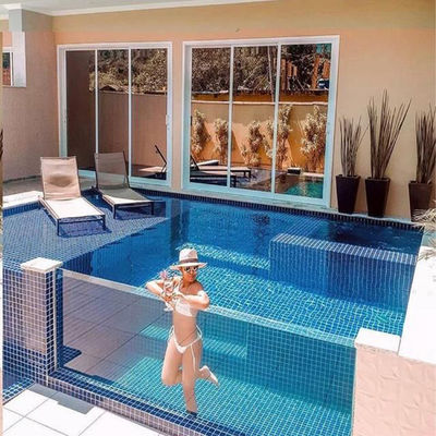 Innenpool mit Aupools luxuriösem schwarzen Schwimmbad