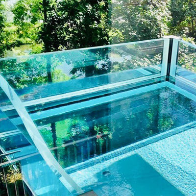 Klares Acryl-Schwimmbad mit hoher Lichtdurchlässigkeit von 93% und transparenter Platte